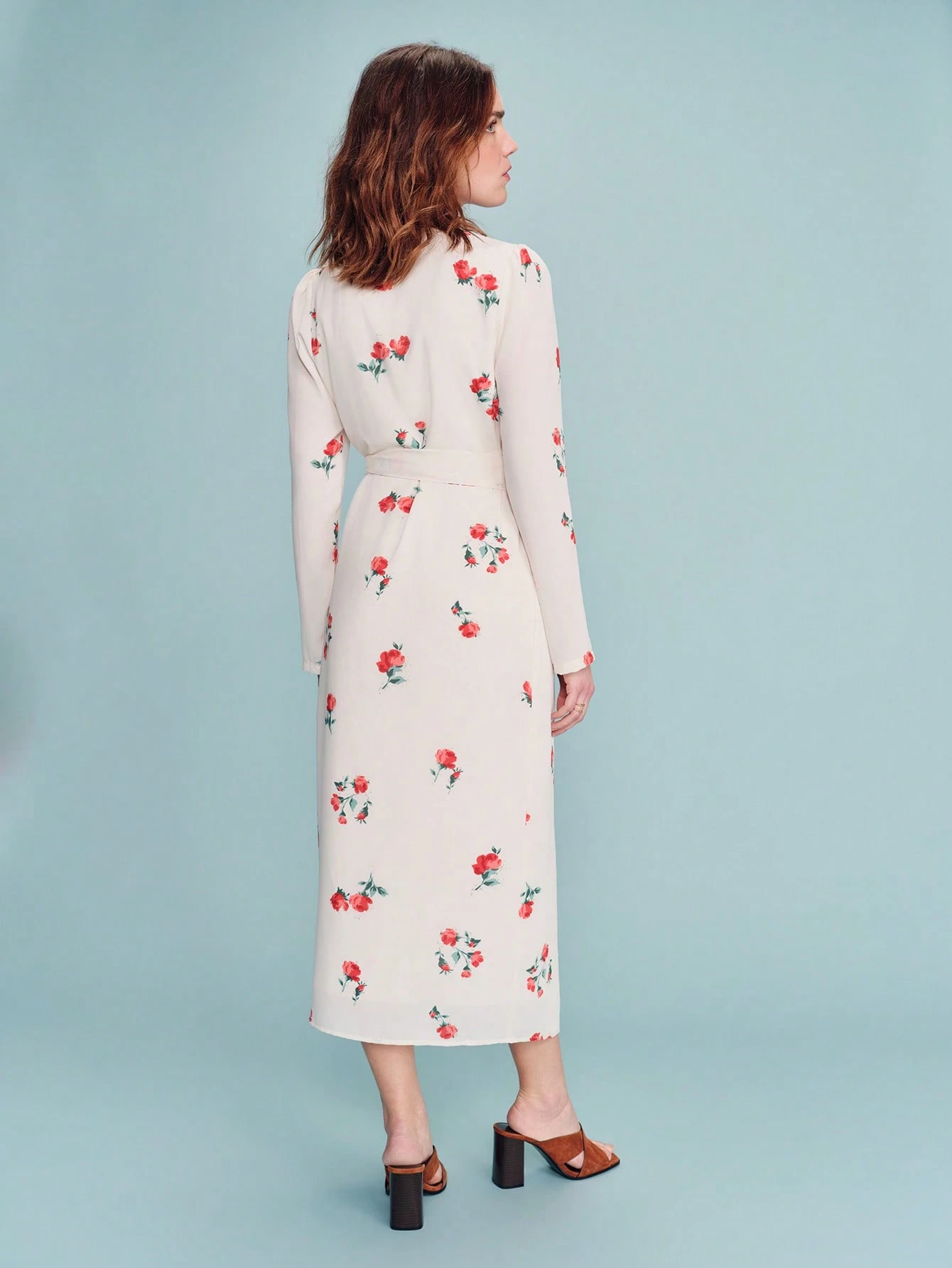 Żółta, maślana, długa, tkana sukienka kopertowa z czerwonym kwiatowym wzorem w stylu vintage, elegancka, wiosenno-letnia, w stylu francuskim, w stylu paryskim