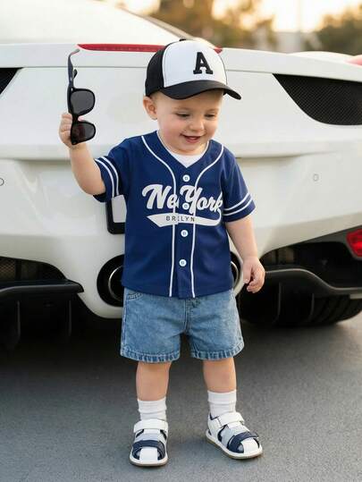 SHEIN Baby Boys' Fashionable Casual White Baseball Jacket Short Sleeve Top And Light Blue Denim Pants Set, White Short Sleeve Baseball Sweatshirt With Blue Floral Pattern And Navy Blue Logo, Soft, Comfortable, Cute, Casual, Outdoor, Sports, Style Suitable For Spring/Summer Outings, Outdoor Play, Vacation, Daily Wear