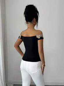 SHEIN Raffinéa Women's Sexy & Elegant Daily Gold Floral Decor Open Shoulder Top, Fitted Design With Gold Waist Applique, Knit Stretchy Flare Sleeve Solid Color Open Shoulder Graceful Ladies T-Shirt, Suitable For Women, Spring/Summer Black And Gold Top Women Tops Elegant Classy Top Trending Tops Black Sexy Tops - Black - View 2