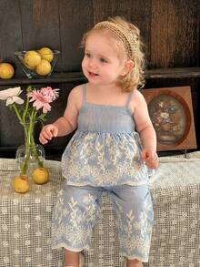 LMoss Kids 女婴夏季休闲乡村度假条纹花卉刺绣荷叶边吊带背心和裤子套装 - 藍白色 - 查看 3