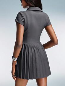 Aveloria GENKIRA Vestido corto de manga corta para mujeres jóvenes de estilo casual y chic, con cuello polo estilo británico retro, cintura en V invertida, parches y pliegues en el bajo - Gris Oscuro - Ver 2
