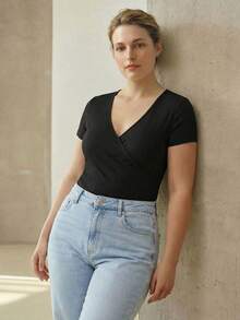 MOTF PREMIUM CAMISETA NEGRA AJUSTADA DE MANGA CORTA CON CUELLO EN V CRUZADO DE unicolor SIMPLE PARA USO DIARIO Y CASUAL PARA MUJERES TALLA GRANDE - Negro - Ver 3