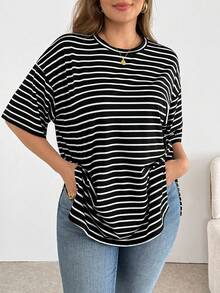 SHEIN Essnce Áo thun ngắn tay kẻ sọc đen trắng dành cho nữ cỡ lớn, thời trang mùa xuân/hè, dáng rộng thoải mái, đa năng, thích hợp mặc hàng ngày, kiểu dáng đơn giản, áo công sở. - Đen và trắng - Xem 4