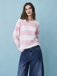 Nöista 这款长袖上衣采用宽松版型，柔软面料上饰有醒目的粉白横条纹。圆领设计，落肩剪裁，穿着舒适自在。是春季女装、春假穿搭、春季服装、休闲装扮以及度假休闲造型的理想之选。 - 粉色 - 查看 1