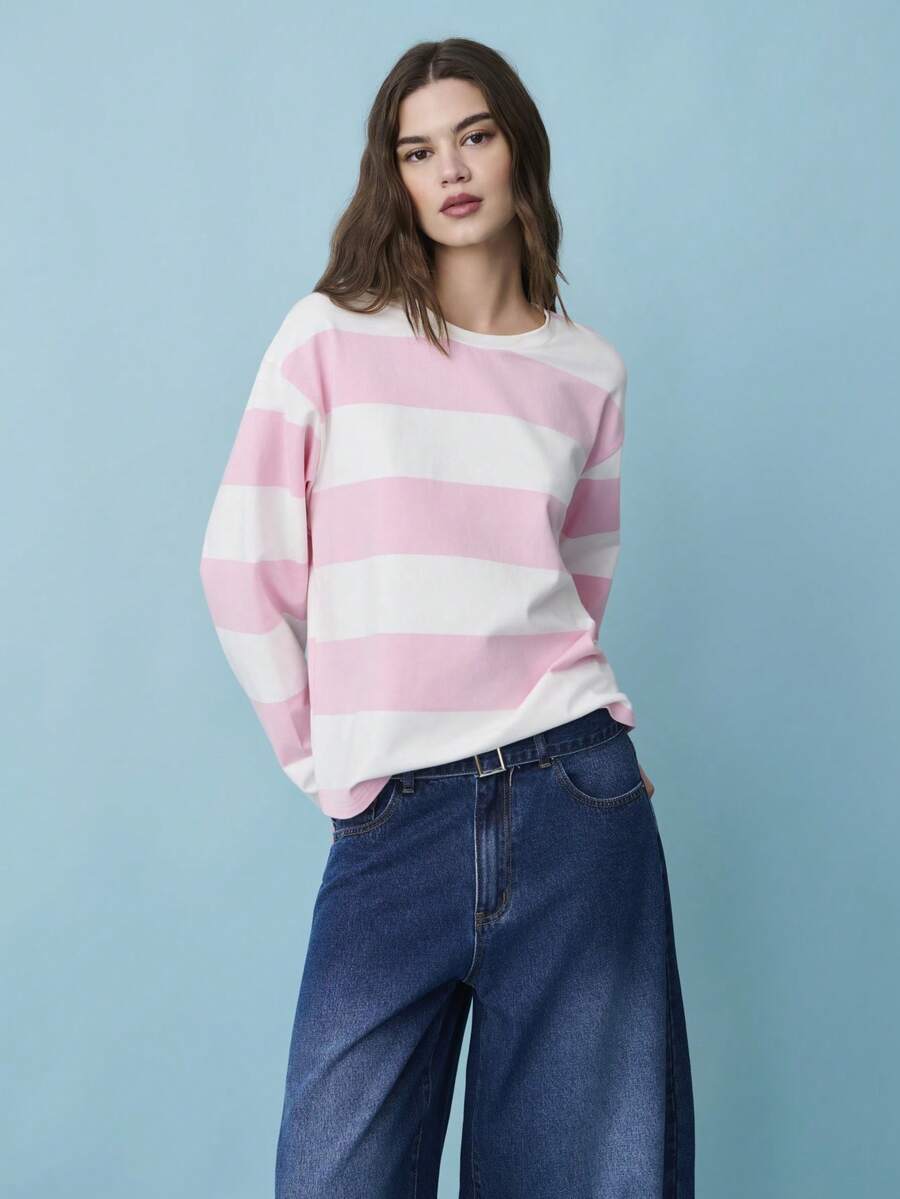 Nöista 这款长袖上衣采用宽松版型，柔软面料上饰有醒目的粉白横条纹。圆领设计，落肩剪裁，穿着舒适自在。是春季女装、春假穿搭、春季服装、休闲装扮以及度假休闲造型的理想之选。 - 粉色 - 查看 1