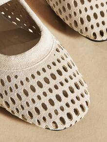 Rosivie Women's Hollow Out Buckle Design Casual Flat Shoes - Apricot - View 4