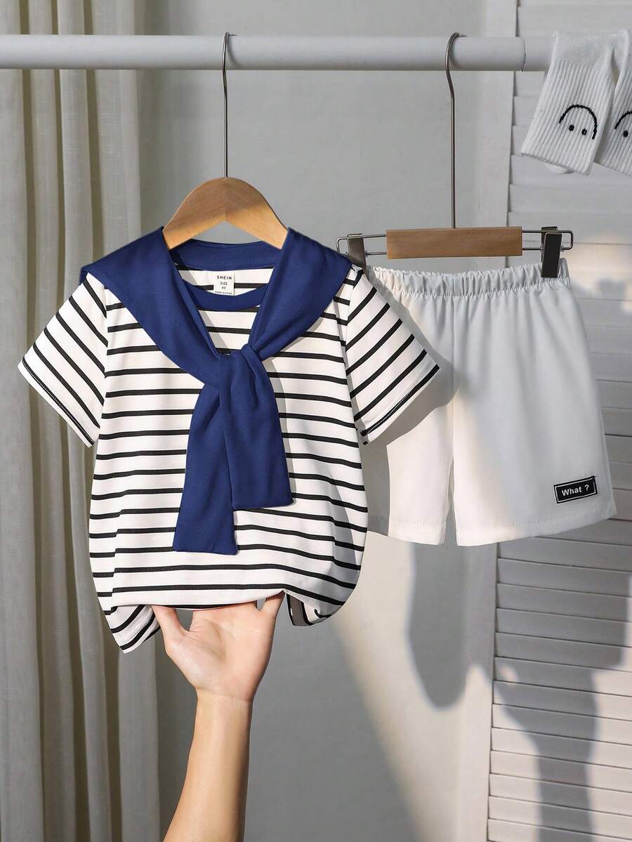 SHEIN Little Byeori 两件套男童休闲运动学院风文艺复古黑白条纹圆领T恤搭配白色短裤,配披肩装饰,适合儿童穿着,适合男童返校穿着,也适合生日派对、晚宴、演出、婚礼、洗礼、开幕式、日常穿着,适合上学、旅行、度假,适合春夏季节穿着。 - 藏蓝色 - 查看 1