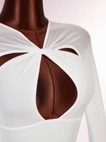 Amplova 酒红色毛绒拼接网纱交叉胸前迷你连衣裙，适合女性参加派对 - 白色 - 查看 7