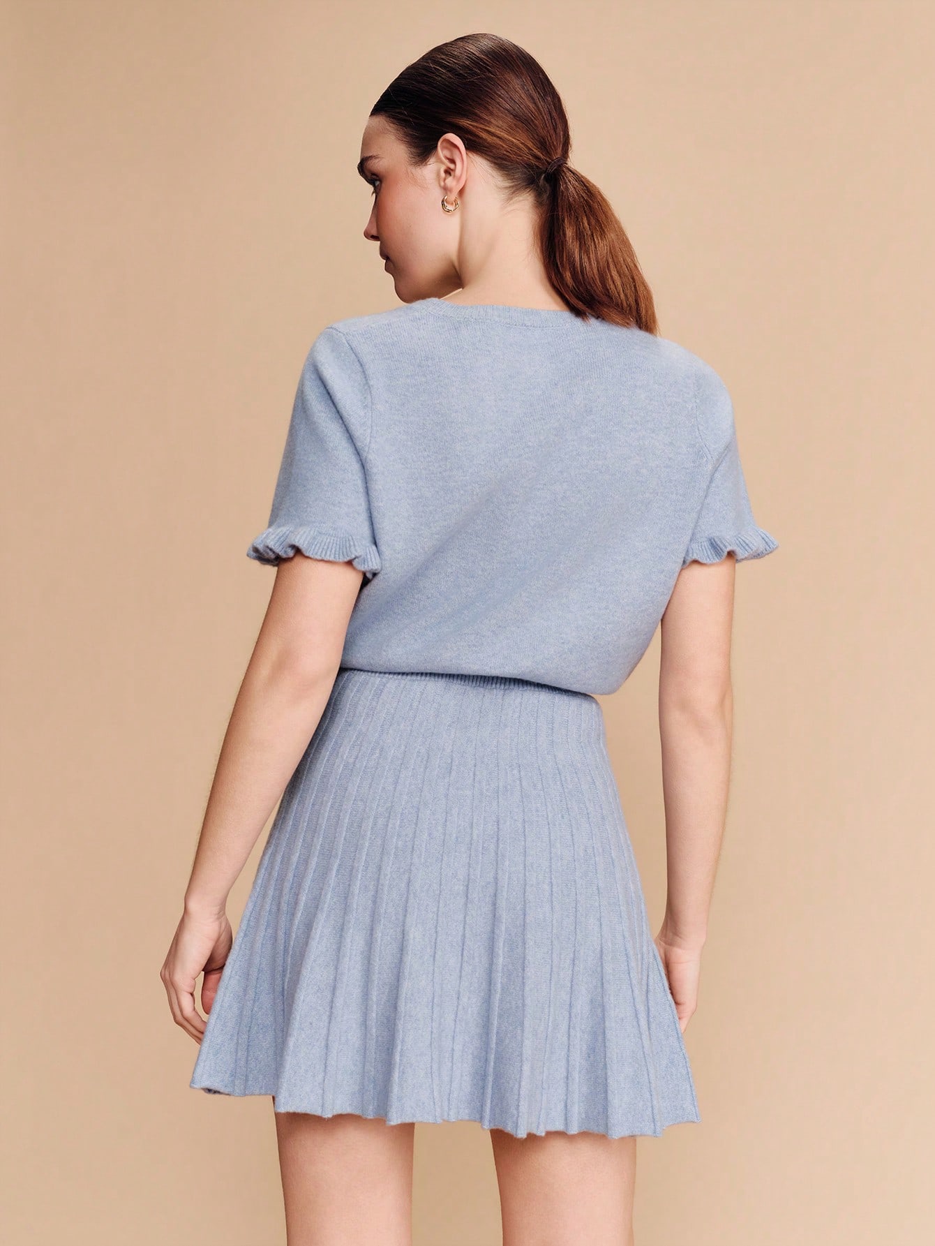 Robe courte mini à manches courtes volantées en tricot doux bleu ciel avec détail plissé. Style printemps douillet, style français parisien