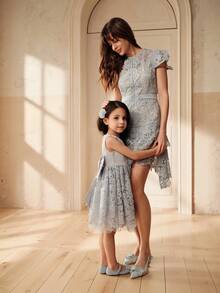 SHEIN Glamorique Kids 蕾丝边缎面露背蝴蝶结派对连衣裙，适合年轻女孩，可搭配家庭装 - 藍白色 - 查看 4