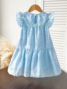 SHEIN Vintaside Kids 女童休闲时尚蓝色度假连衣裙，正面饰有可爱的白色3D蝴蝶结丝带，蓝色编织刺绣面料，荷叶袖圆领拼接连衣裙，适合可爱、俏皮、优雅、简约韩式风格，适合日常、上学、外出、度假、派对、节日穿着，春夏女童碎花连衣裙，蓝色夏季女童连衣裙。儿童连衣裙，粉蓝色女童连衣裙，儿童连衣裙，天蓝色女童连衣裙，蓝色吊带女童连衣裙，优雅派对连衣裙。 - 淺藍色 - 查看 2