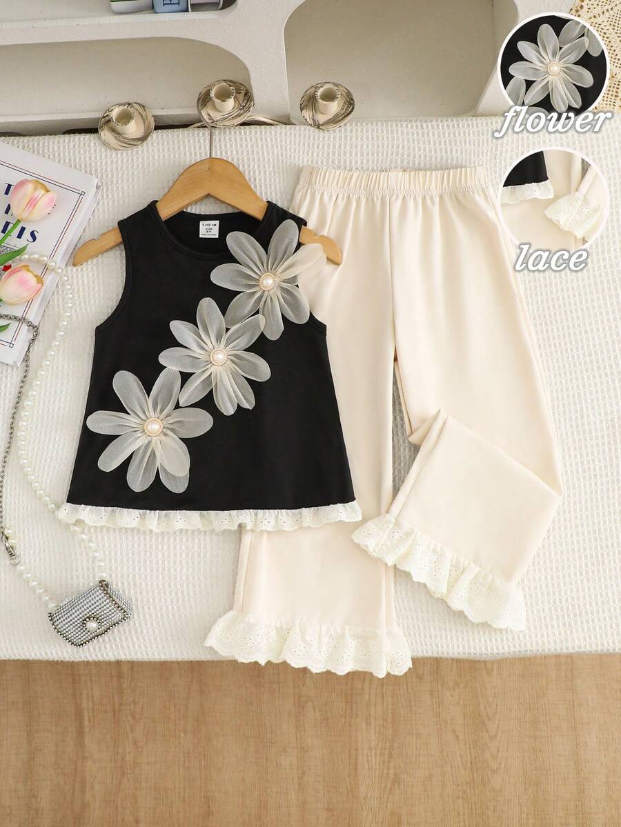 SHEIN Vintaside Kids 2026春夏新款时尚可爱少女多色无袖圆领背心长裤套装,饰有花卉细节和荷叶边。新款黑白背心套装。采用白色珍珠纽扣前襟、杏色3D立体花卉装饰和杏色蕾丝下摆。黑色无袖针织背心搭配杏色休闲裤,裤脚饰有蕾丝边。夏季服装。优雅派对礼服。多色可爱少女涤纶背心套装,荷叶边下摆圆领。 - 彩色 - 查看 1