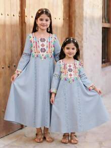 SHEIN 女童碎花修身休闲圆领雪纺连衣裙，适合姐妹装、姐妹装，日常穿着、节日、家庭聚会和特殊场合，春夏季节穿着，度假必备。 - 白色 - 查看 1