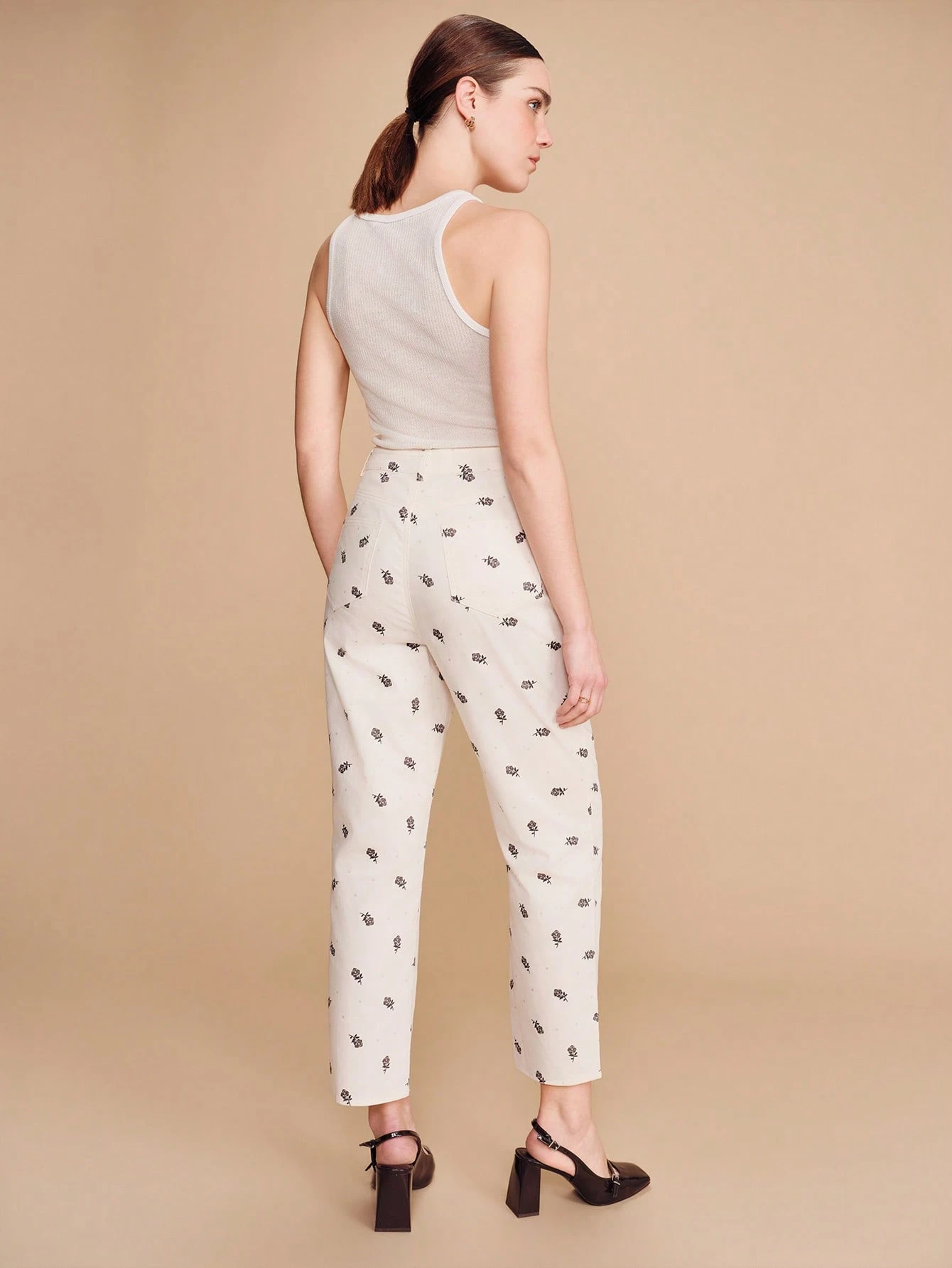 Pantalon droit taille haute crème avec mini-imprimé floral noir. Style vintage, style français, style parisien