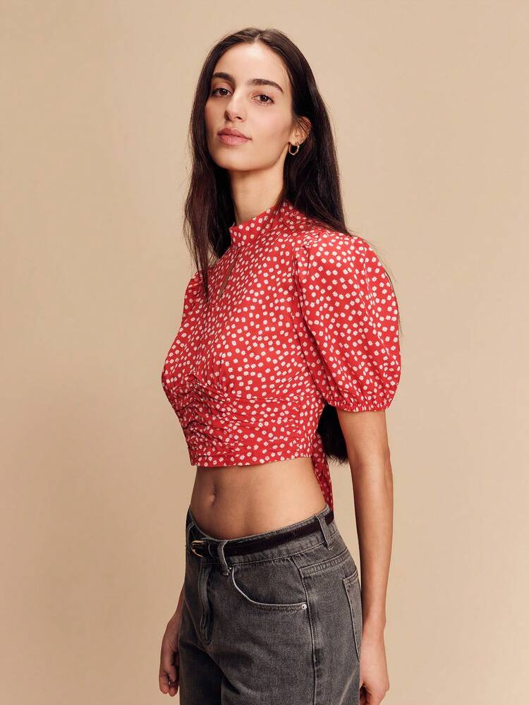 Rote Mini Bluse im Vintage-Stil mit Blumenmuster, kurzen Puffärmeln und Schleifendetail am Rücken. Französischer Pariser Stil, zartes Blumenmuster, Crop-Top, Bluse für Damen, kurze Bluse für den Valentinstag.