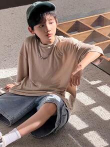 SHEIN Little Byeori Tween Boy Oversized Graphic Letter Print T-Shirt & Denim Shorts Set,Beige,Summer,City Break,Back-To-School,Y2K Style Cargo Pants Outfit For Vacation - Multicolor - View 2