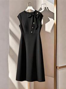 GlowEve CURVE Vestido de talla grande de unicolor con cuello, abotonado, ajustado a la cintura y con malla de red de mariposa 3D - Negro - Ver 1