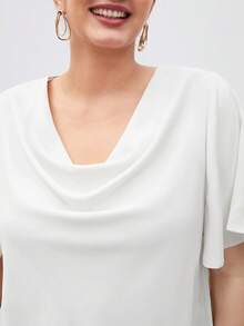 Maija 大码女式纯色宽松荷叶袖衬衫，百搭实用，适合都市通勤、商务休闲、夏季穿着。优雅白色大码上衣，适合各种场合，包括圣帕特里克节、复活节、夏季、复活节派对、海滩度假、夏季外出、毕业典礼、毕业休闲、女士休闲衬衫等。 - 白色 - 查看 4