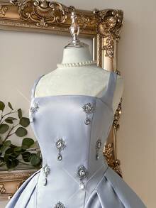 Lovelzi Đầm dạ hội dáng chữ A sang trọng, thanh lịch, màu xanh da trời nhạt, chất liệu satin, đính đá thủ công, dây đeo bản rộng, hở lưng và chi tiết buộc dây. - Màu xanh nhạt - Xem 7