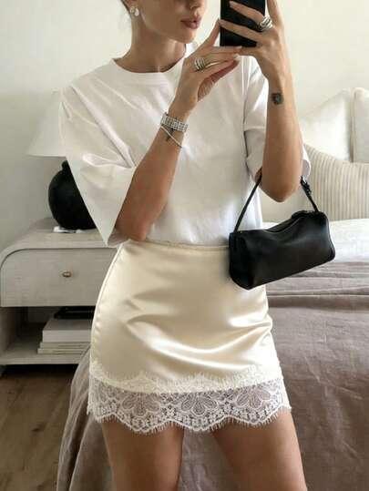 Easowa Falda corta elegante de cintura elástica con encaje de contraste, nueva llegada 2025. Falda asimétrica de unicolor amarillo minimalista de invierno para mujer con encaje de contraste elegante, de tela de satén con falda de encaje para salir