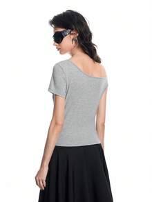 Airlisse Tricou gri tricotat pentru femei, guler asimetric, mânecă scurtă, cu inele de fixare, lungime regulată, stil casual, top de vară, topuri Y2k, topuri de petrecere, topuri gri pentru femei, top cu detalii de fixare, top ajustat pentru femei, top cu umăr dezbrăcat, top la modă pentru femei - Gri - Vizualizare 2