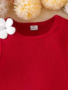 SHEIN Elladie kids 两件套女童针织红色无袖背心，饰有白色五瓣花，搭配米色褶皱花朵短裤，时尚夏季套装 - 紅色 - 查看 7