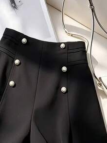 GlowEve CURVE 大码女士优雅纽扣装饰休闲短裤，适合通勤。 - 黑色 - 查看 4