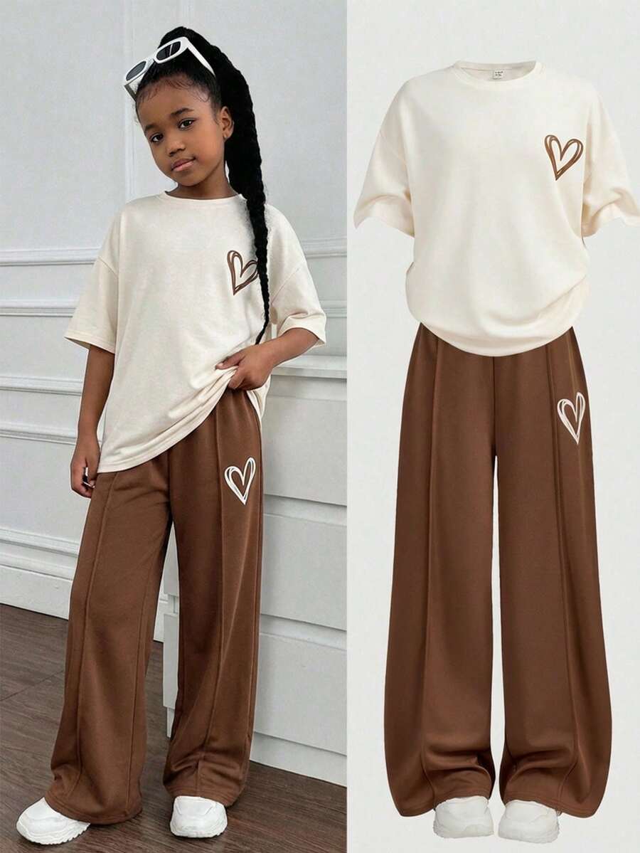 SHEIN 少女休闲爱心印花针织纯色卡其色宽松落肩短袖T恤搭配纯棕色褶皱阔腿运动裤套装,适合春夏日常穿着 - 杏色 - 查看 1