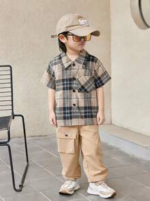 SHEIN Playful Pals 男童卡其色和棕色休闲图案衬衫上衣搭配直筒裤，配有实用口袋，适合外出、居家休闲和社交聚会。 - 彩色 - 查看 1