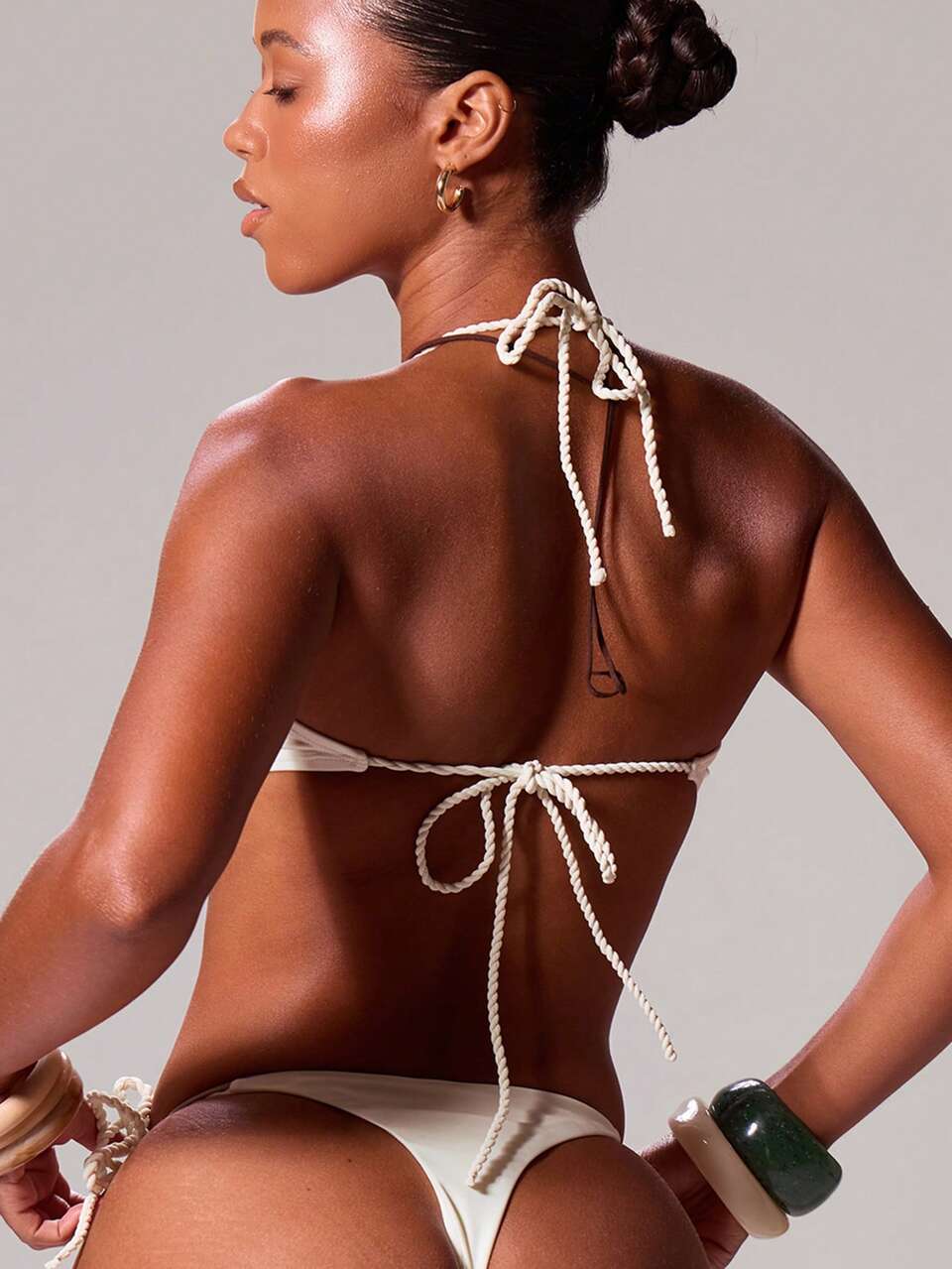 Top de bikini seulement avec nœud en satin, col halter, torsadé devant. Tenue de plage sexy pour vacances, festivals, printemps/été. Couleur unie