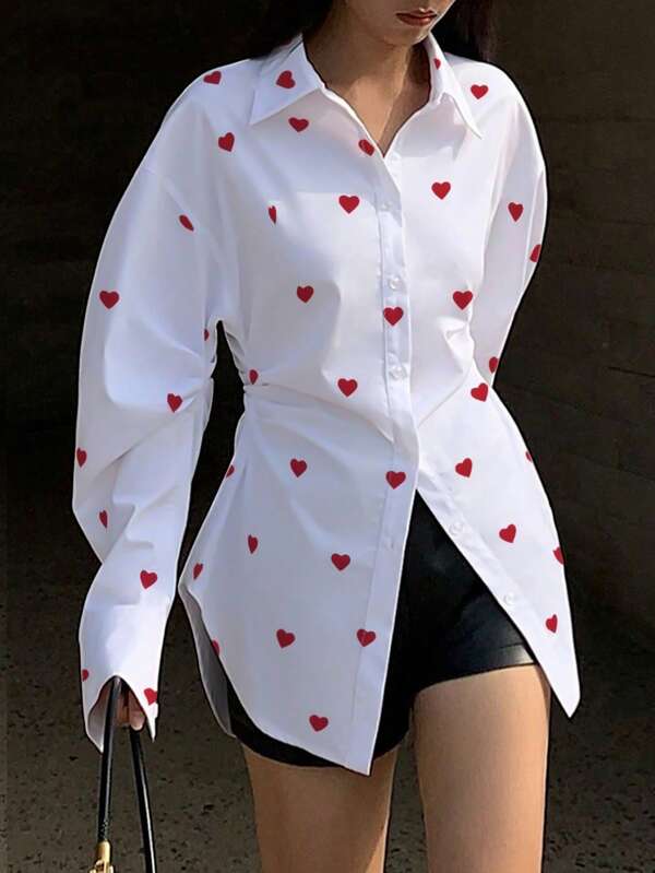 SHEIN Clasi قميص أبيض أنيق للنساء مزين بتصميم أزرار وطيات عند الخصر، بتصميم قلب أحمر جميل لعيد الحب، موضة جديدة للربيع والسنة الجديدة للارتداء اليومي