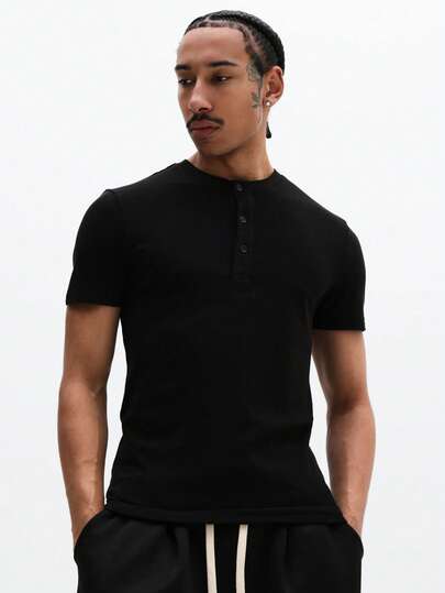 SUMWON Áo thun Henley tay ngắn màu đen cơ bản, cổ tròn, cài cúc, dáng regular fit, thoải mái hàng ngày, đa năng.
