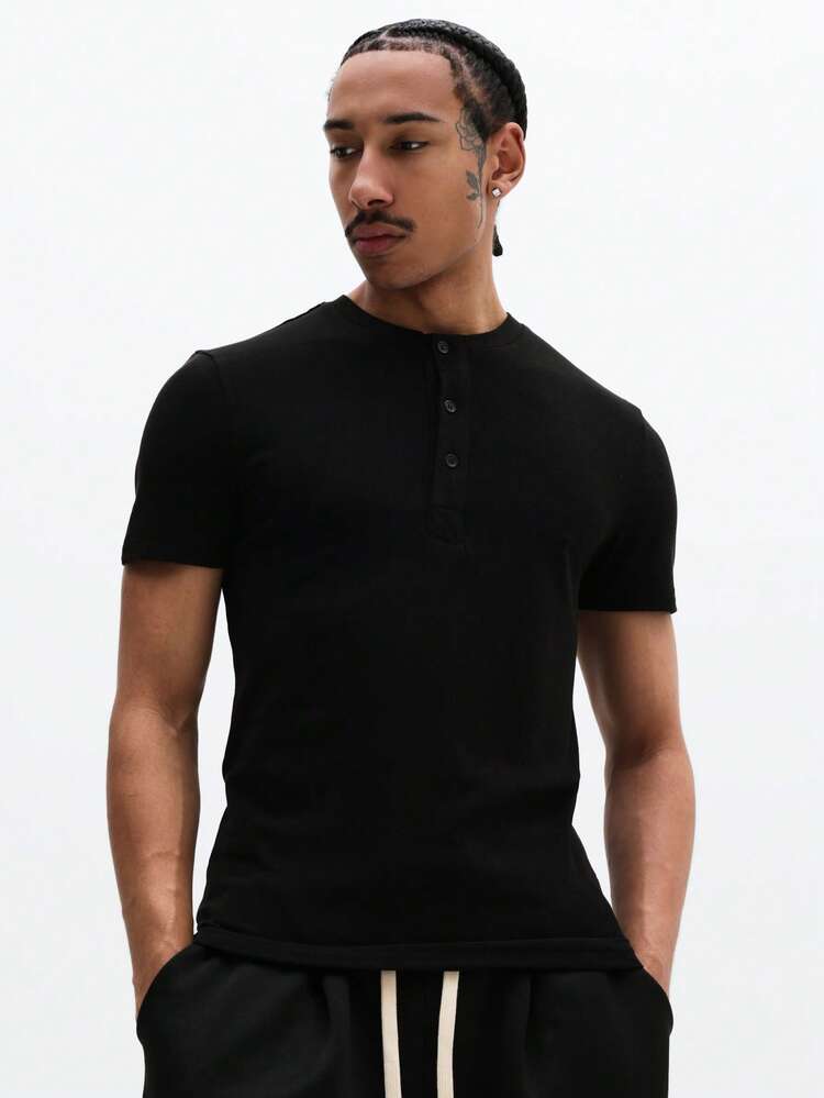 Schwarzes Henley-Shirt mit Knopfleiste