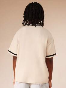 SUMWON Áo thun ngắn tay màu kem cho bé trai, viền đen tương phản và họa tiết in nổi bật ở ngực, chất liệu cotton jersey, kiểu dáng thường ngày, thích hợp mặc mùa hè. - Màu be - Xem 2