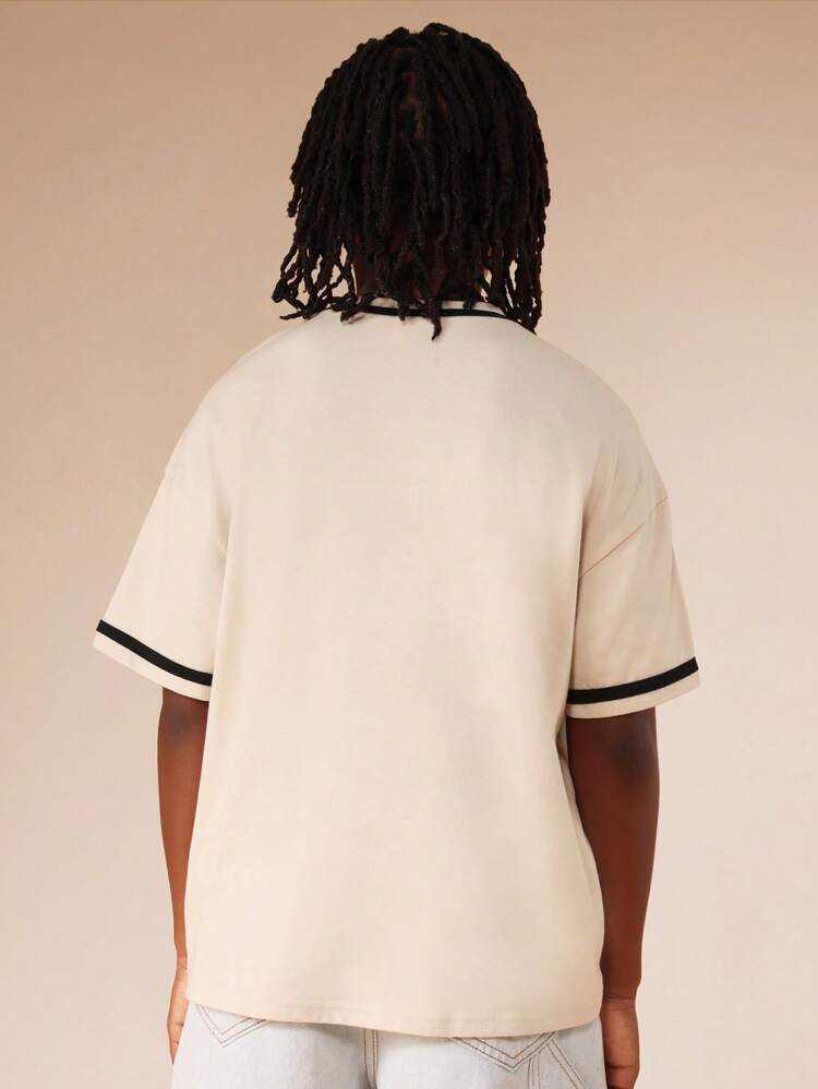 크림색 티셔츠에 검정색 그래픽 프린트