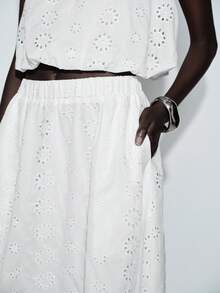 Lumivelle 女士春夏新款刺绣镂空蕾丝面料无袖圆领上衣搭配A字型松紧腰半身裙，优雅度假风两件套 - 白色 - 查看 7