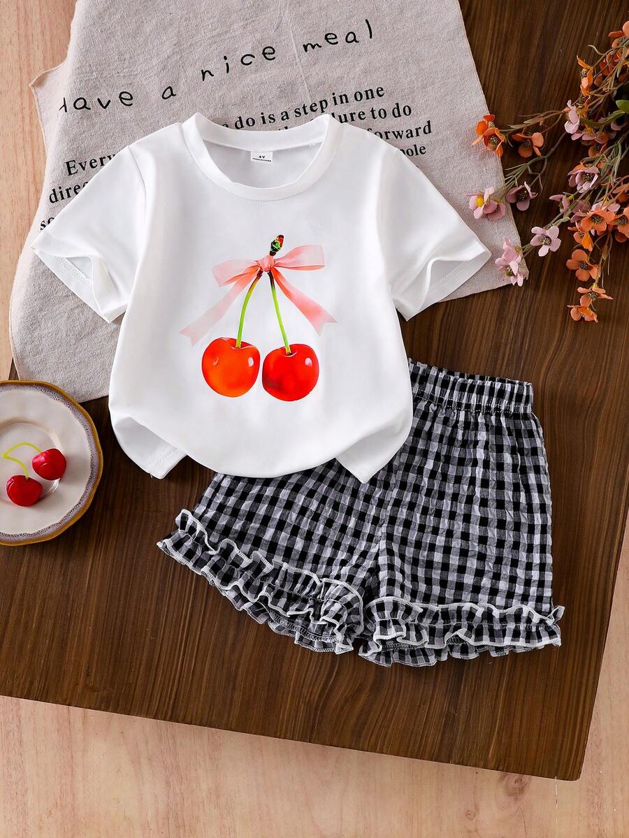 SHEIN Genkimix Kids 2件套韩版宽松可爱露脐上衣和T恤套装,夏季少女服装,夏季宽松甜美衬衫,儿童可爱衬衫,樱桃印花T恤,儿童樱桃衬衫,樱桃儿童套装,樱桃两件套,夏季两件套,儿童两件套,格子两件套,少女可爱复古风两件套,儿童格子短裤套装 - 黑與白 - 查看 1