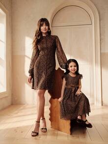 SHEIN 3D立体花朵A字蝴蝶结可爱女童（幼儿）连衣裙，亲子装 - 咖啡 - 查看 2