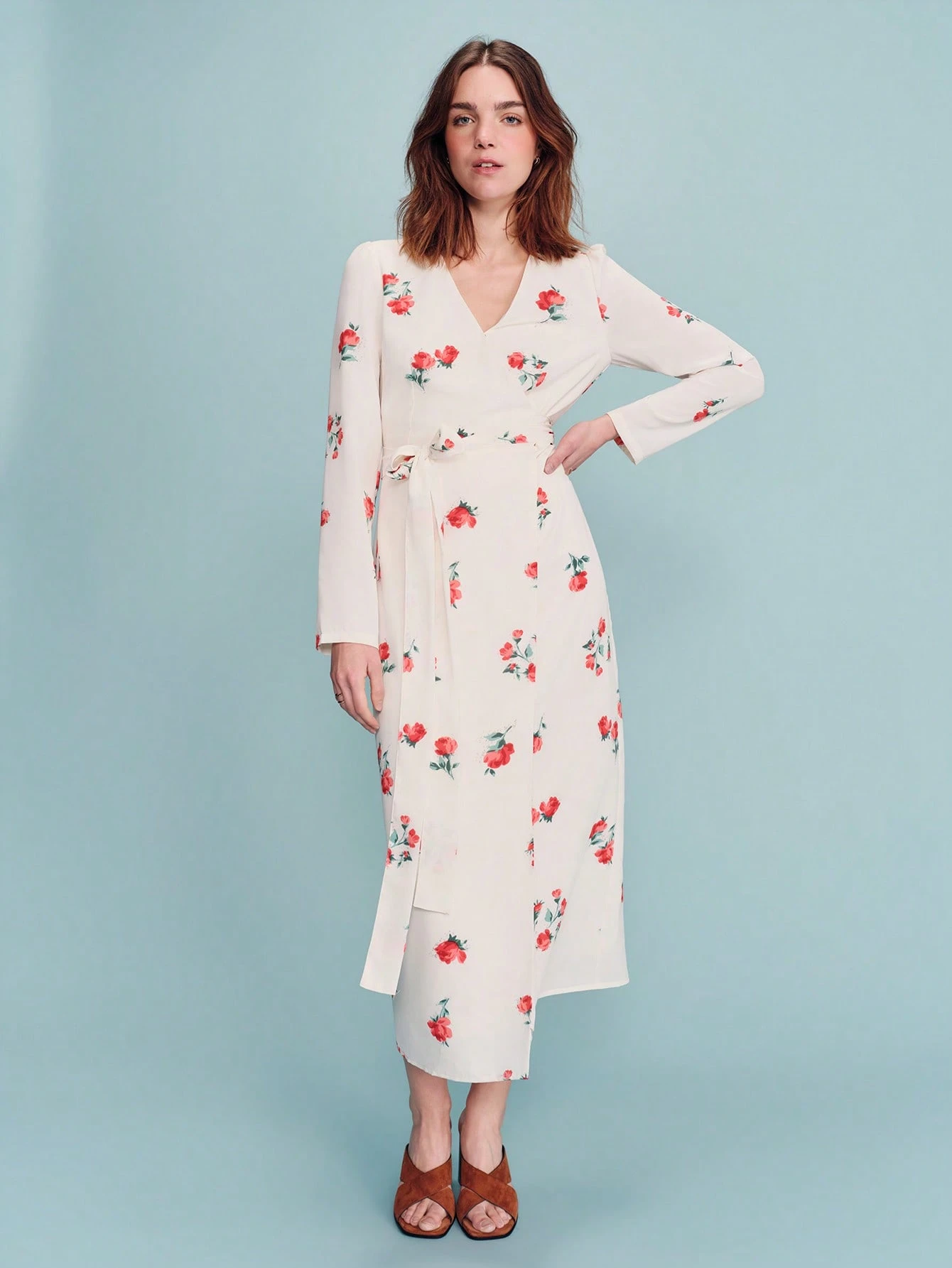 Żółta, maślana, długa, tkana sukienka kopertowa z czerwonym kwiatowym wzorem w stylu vintage, elegancka, wiosenno-letnia, w stylu francuskim, w stylu paryskim