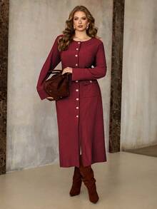 Roveilla 大码女式纹理面料圆领前扣金属腰带开衩口袋实用连衣裙，长袖，适合通勤、商务、度假、休闲、秋冬、圣诞节、新年等场合。酒红色女式连衣裙，酒庄风格女装，酒红色女装，长袖女式连衣裙，西部风格女式连衣裙，大码西部风格女装，纽扣前开襟女式连衣裙，红色长裙 - 酒紅色 - 查看 3