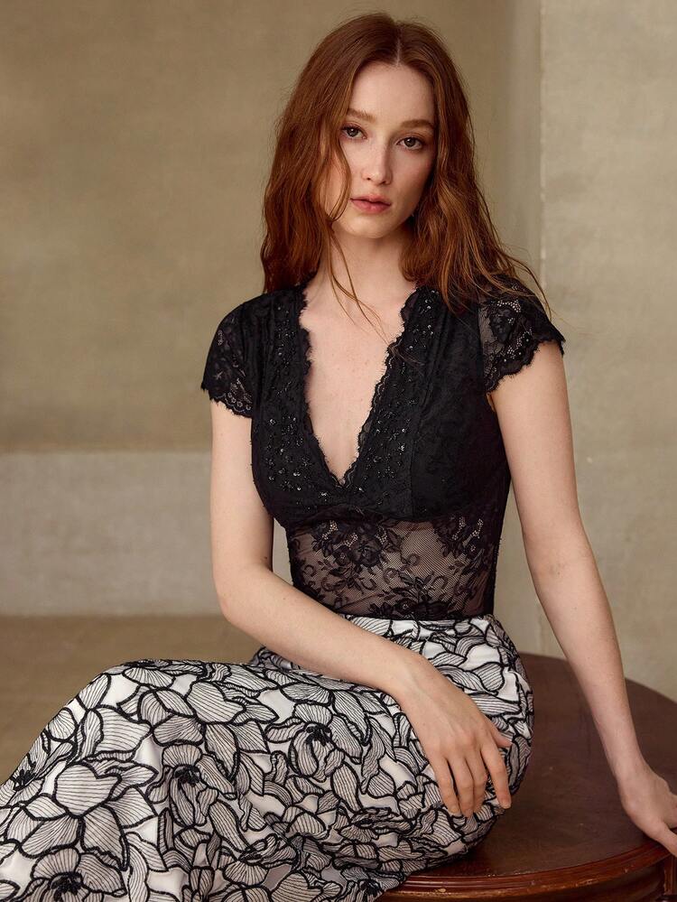 ELEGANT SEQUIN & EMBROIDERY CONTRAST LACE SEMI-SHEER V-NECK T-SHIRT