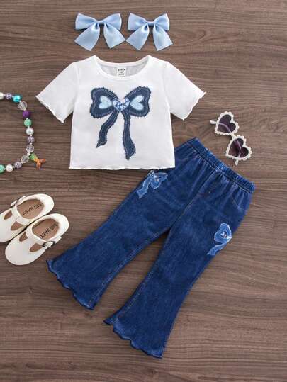 SHEIN Este conjunto de 2 piezas para bebé niña con estilo minimalista casual y retro americano presenta una camiseta de manga corta de cuello redondo minimalista de color azul oscuro y shorts con un diseño de parches de encaje y lazo, perfecto para un look relajado de verano.