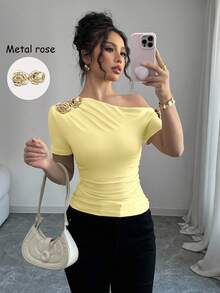Rafferiza Áo thun ngắn tay nữ thanh lịch cổ lệch, đính cúc kim loại 3D màu vàng hồng. - Màu vàng - Xem 7