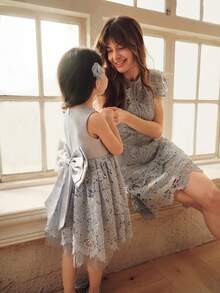 SHEIN Glamorique Kids 蕾丝边缎面露背蝴蝶结派对连衣裙，适合年轻女孩，可搭配家庭装 - 藍白色 - 查看 6