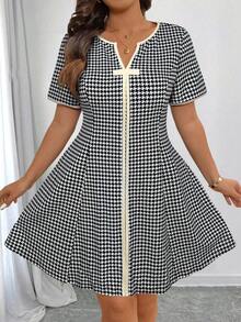 Elenzga Plus Size Pleated Texture Colorblock V-Neck Short Sleeve A-Line Casual Midi Dress - Black and White - View 3