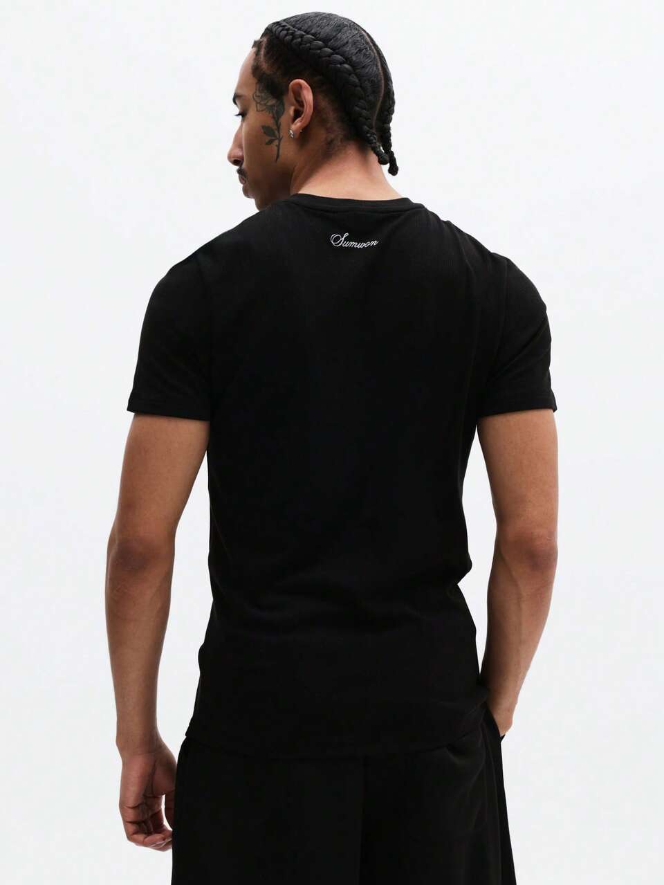 Camisa Henley preta com carcela de botões.