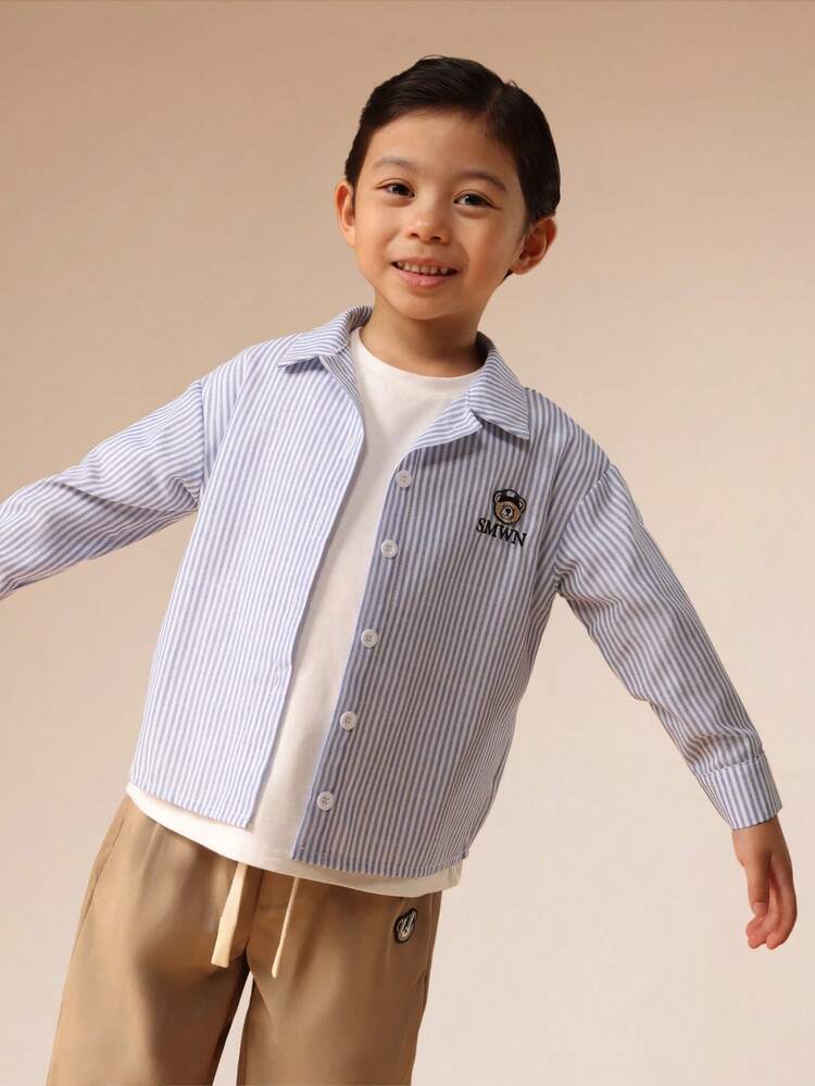 Camicia a righe con bottoni sul davanti e stemma a forma di orso