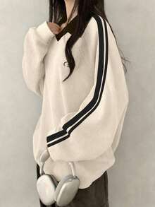DAZY Áo nỉ chui đầu nữ phối màu in chữ, kiểu dáng sinh viên. - Màu be - Xem 2