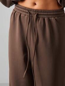 MISSGUIDED Conjunto coordenado de moletom com ombros caídos e calça jogger de pernas largas com detalhes de cordão para conforto casual. - Castanho - Ver 4