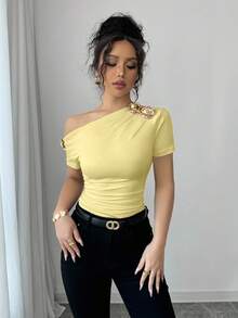 Rafferiza Áo thun ngắn tay nữ thanh lịch cổ lệch, đính cúc kim loại 3D màu vàng hồng. - Màu vàng - Xem 6